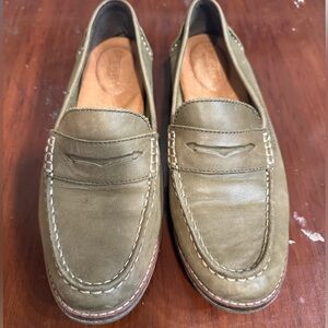 Green women’s Sperry loafer size 7.5